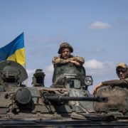 Українські військові можуть отримати виплати розміром 700 тисяч гривень: Для кого доступна така допомога