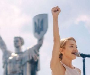 Тіна Кароль на тлі оновленої “України-Матері” довела до сліз піснею, яку написала з авторкою хітів Вітні Г’юстон