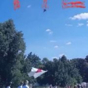 За падінням російського винищувача Су-30 спостерігали глядачі: опубліковано відео