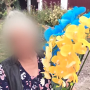 “Дуже гарні, у хаті стоять”: двоє жінок забрали вази з квітами з могил військових (відео)