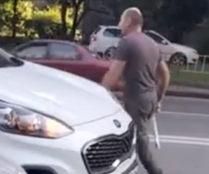 “Ху**во ти воював”: у Львові чоловік накинувся на військового на дорозі – відео