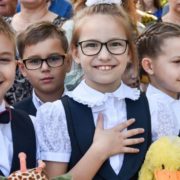 Діти з України за кордоном зможуть вивчати дистанційно українські предмети: як це буде діяти