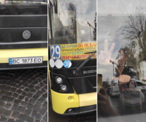 Показав жест перемоги у вікно: водій автобуса зачинив двері перед військовим без ноги (фото)