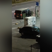 На заході України працівники ТЦК силоміць «пакували» чоловіків у мікроавтобус