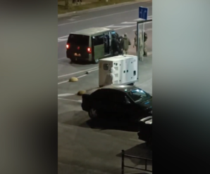На заході України працівники ТЦК силоміць «пакували» чоловіків у мікроавтобус
