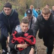 Втілили мрію друга, прикутого до інвалідного візка: діти прямо на руках винесли однокласника на гору в Карпатах