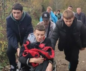 Втілили мрію друга, прикутого до інвалідного візка: діти прямо на руках винесли однокласника на гору в Карпатах