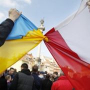 Українських біженців у Польщі масово позбавлятимуть виплат: в чому причина
