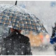 Сильний вітер, заморозки та мокрий сніг: синоптики попередили про погоду