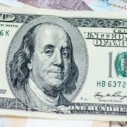 Долар несамовито дорожчає, курс валют рушив до фіналу: чи українці ще встигають в обмінники, щоб врятувати гроші