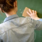 На Львівщині вчителька підробляла оцінки у шкільному журналі: її судили