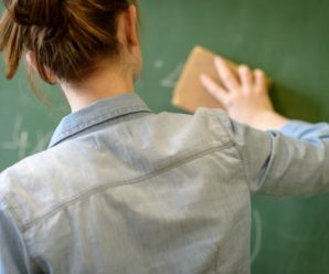 На Львівщині вчителька підробляла оцінки у шкільному журналі: її судили