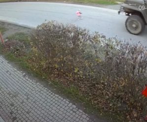 Нетвереза матір відволіклась: вантажівка на смeрть збила дівчинку, яка вибігла на дорогу (відео 18+)