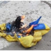 На Заході України троє місцевих жителів зняли прапор України та підпалили його