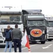 На кордоні поляки з сокирою в руках «регулюють» рух українських вантажівок