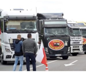 На кордоні поляки з сокирою в руках «регулюють» рух українських вантажівок