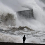У Криму вирує шторм століття, 9-метрові хвилі поглинають усе: стало відомо, куди далі піде буря