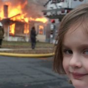 Історія фото “дівчинки-катастрофи”, яка стала одним з найвідоміших мемів в історії