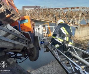 На Прикарпатті врятували дівчину з вантажівки, яка повисла на мості (ВІДЕО)