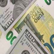 Долар вийшов на пік, курс валют стрибнув до психологічної межі: українці мчать в обмінники терміново міняти гроші