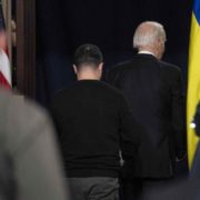 На радість Путіну: Україна втрачає фінансову підтримку США та ЄС — Financial Times