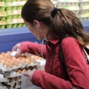 Краще сядьте: яйця в Україні стали знову “золотими” – Ціни різко переписали