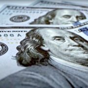 Долару вже не піднятися з колін: банки і обмінки змінили курс валют