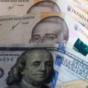 Долар продовжує падіння: який курс валют в обмінниках та банках