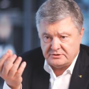 Не пустили за кордон: Петро Порошенко хоче через суд повернути мільйон гривень за квитки на літак