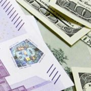 Долар приголомшив різким стрибком, курс валют летить до межі: експерти сказали, чого чекати простим українцям