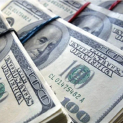 Долар продовжив падіння: чи варто українцям скуповувати валюту