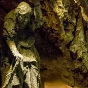 Британська Баба Ванга: жінка з похмурої печери зробила три важливі передбачення
