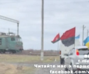 “Повага!” Потяг зупинився перед траурним кортежем загиблого українського захисника… Відео