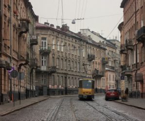 У Львові пара під час комендантської години посеред вулиці зайнялась сексом