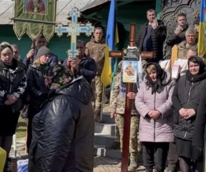 На заході України священник УПЦ МП не впустив родину з тілом військового до церкви