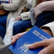 Українцям можуть зарахувати набутий за кордоном стаж: кого це стосується