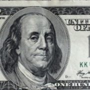 Долар скотився в прірву: банки та обмінки різко змінили курс валют