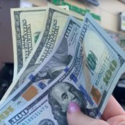 Долар злетів до небес: банки та обмінки різко змінили курс валют