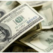 В Україні стрімко дорожчає долар: продавати чи купувати валюту