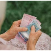 Літнім українцям дадуть щомісячну надбавку до пенсії 900 гривень: які документи потрібні