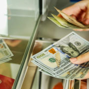 ПриватБанк серйозно обвалив долар: у банках та обмінках новий курс валют