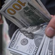 Падіння долара в Україні триває: нові курси у валютних обмінниках