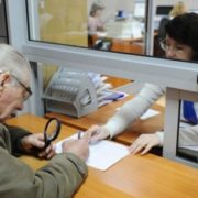 Доведеться сидіти на воді із хлібом: українців приголомшили пенсіями – тепер отримають не всі