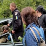 У Ворохті місцеві перекрили дорогу та заблокували роботу ТЦК, дійшло до бійки