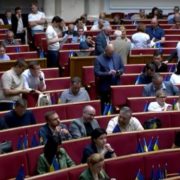 Люди закипають від злості: нардепи накинули “своїм” по 44200 грн до зарплати – тепер більше, ніж у військових на нулі