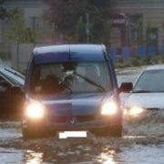 Холодна негода накриє певні області прямо у вихідні, крижана злива випаде лише в одному регіоні: суне дощ і гроза