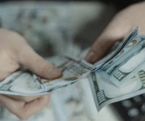 Чи варто скуповувати долари: українцям розповіли, у що краще вкладати гроші