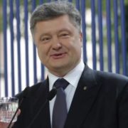 Порошенко вимагає від своїх нардепів їхати на курорти “непомітно” після провалу його закону про дозвіл виїзду чиновників за кордон, – блогер