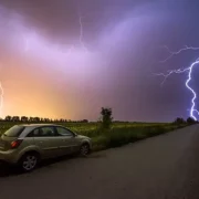 Осіння негода рине на ці області з несамовитою силою, шелений дощ і могутня гроза пруть за спекою