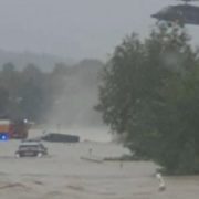 Вода зносить все на своєму шляху! Місто Строне-Шльонські в Польщі пішло під воду, людей евакуюють вертольоти. Повідомляють про загиблих